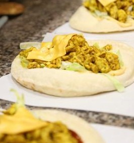 Cheese naans garnis de poulet curry et cheddar
